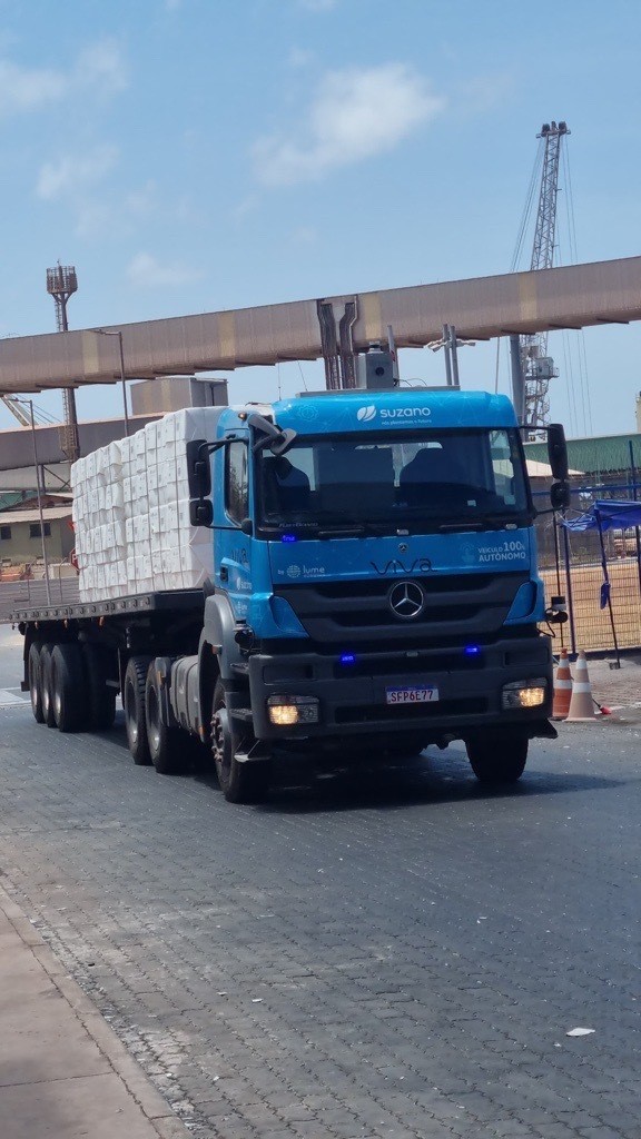 Suzano inicia testes com caminhão autônomo para a movimentação de celulose no Porto do Itaqui