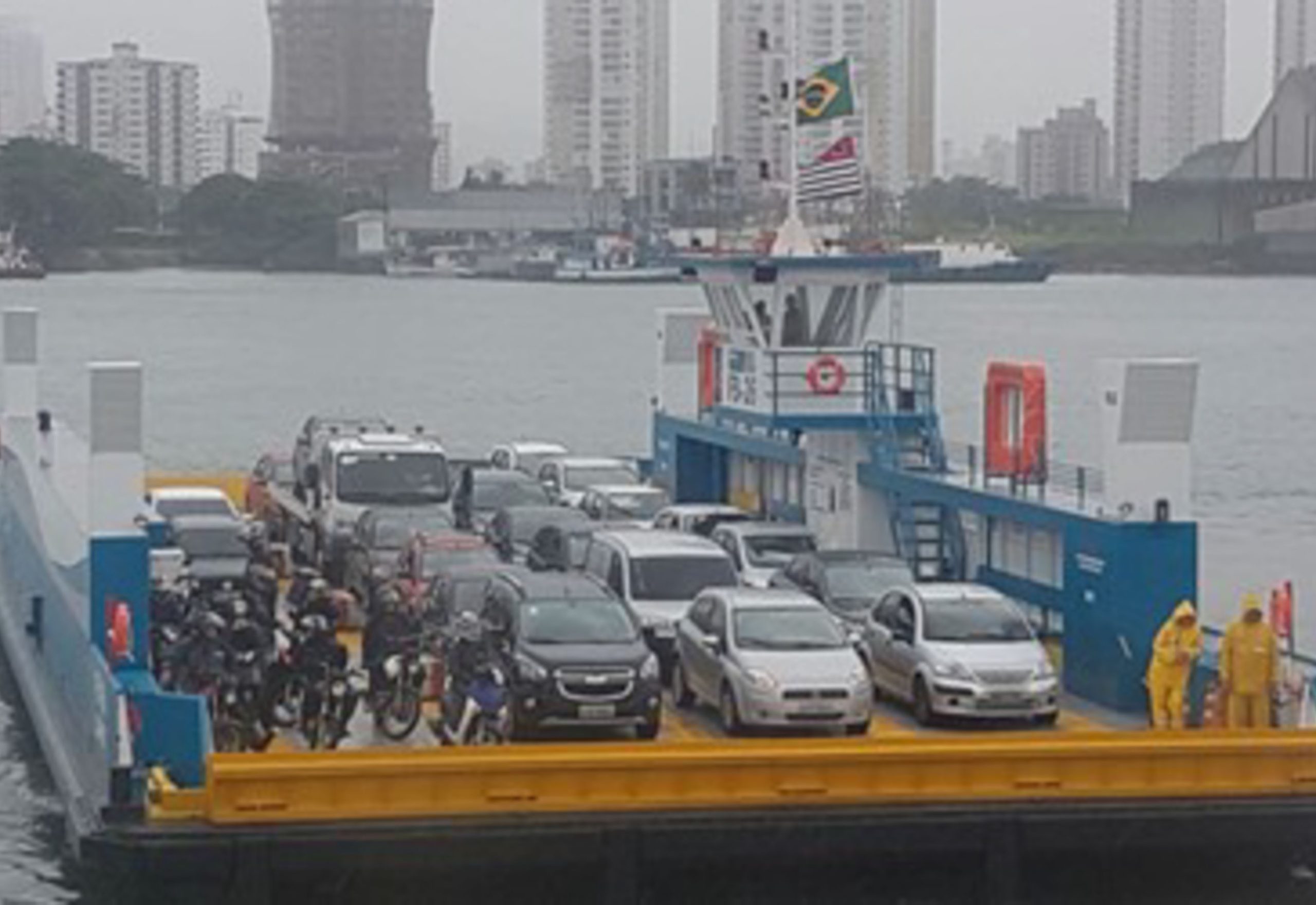 Travessia Santos/Guarujá será interrompida na manhã desta quinta para manobra de navio mercante chinês