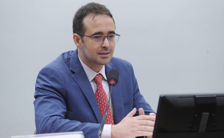 Comissão aprova proposta que proíbe importação de cosméticos e cigarros testados em animais