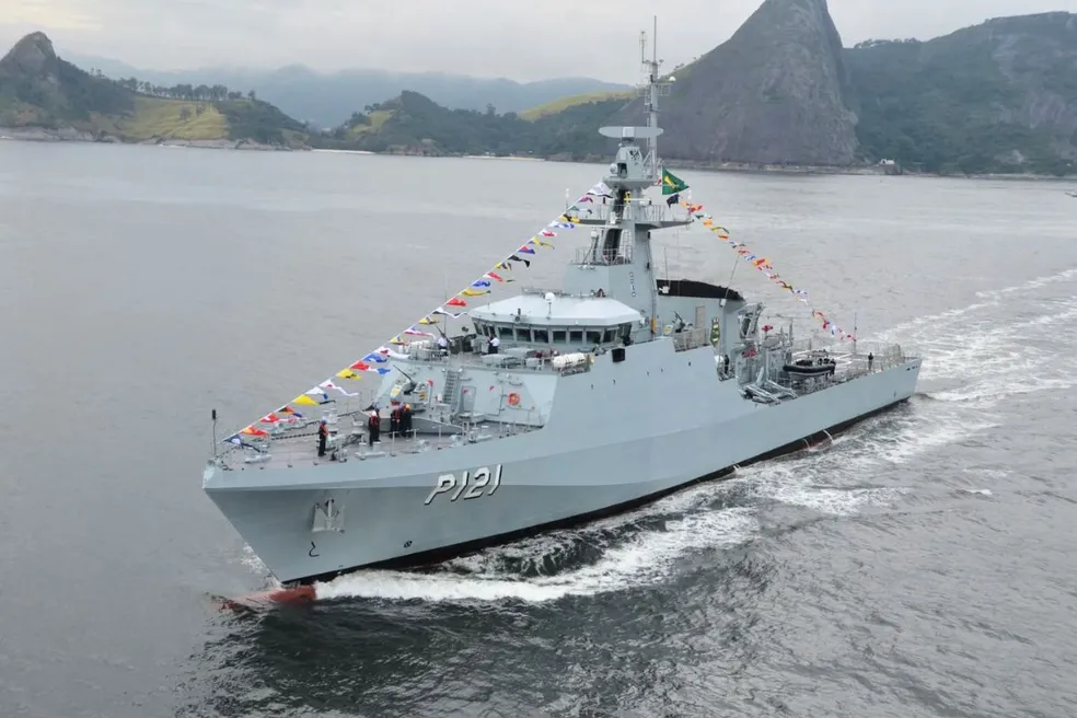 Navio-patrulha chega ao Porto de Santos, SP, após decreto de GLO