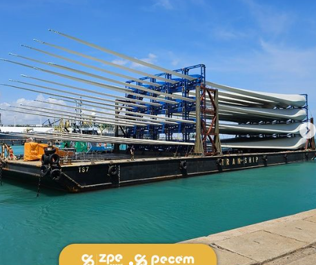 Operação pioneira no Porto do Pecém embarca 20 pás eólicas em balsa para o Rio Grande do Sul