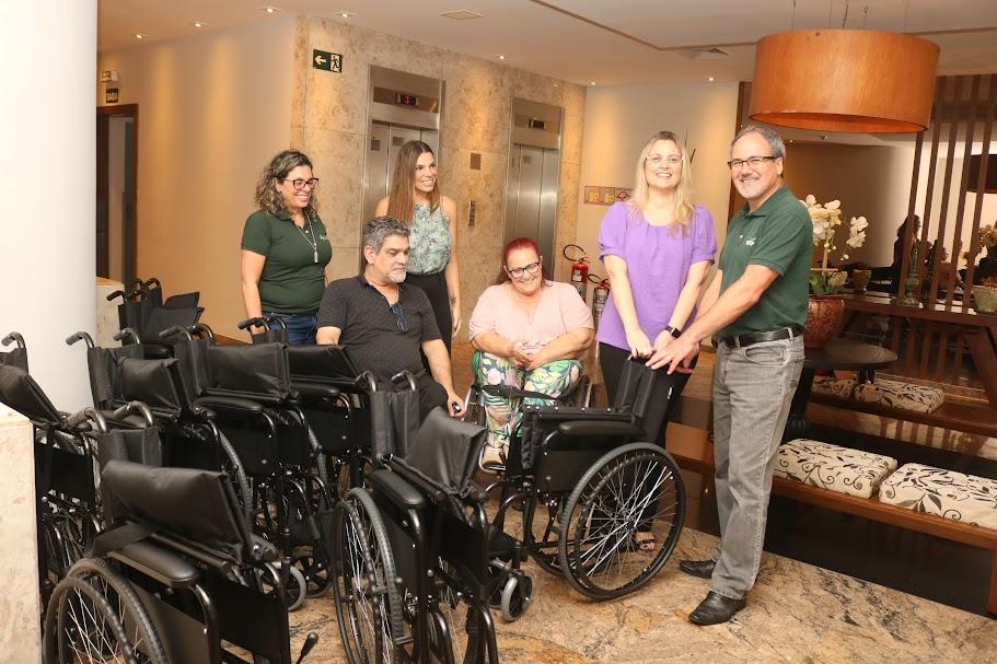 Fundo Social de Santos recebe cadeiras de rodas montadas em ação de empresa portuária