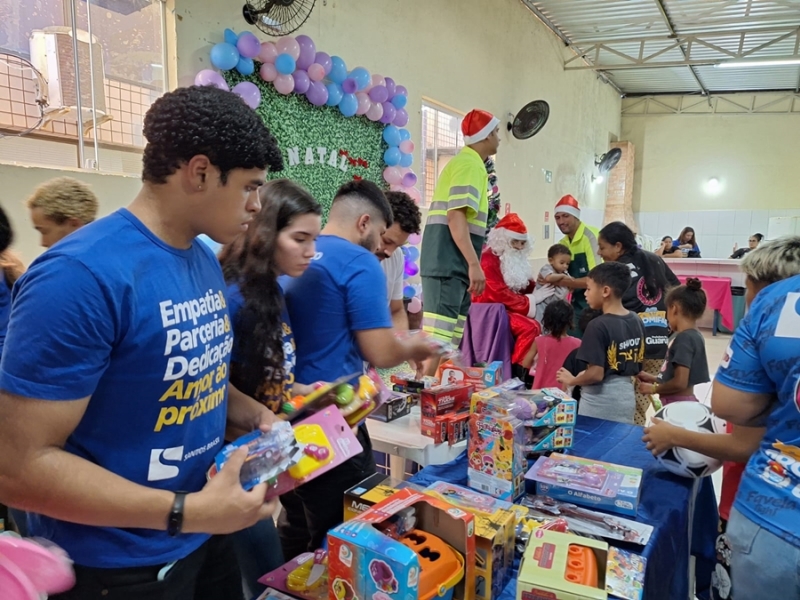Papai Noel chega de carreta a comunidades de Santos e Guarujá e distribui brinquedos a cerca de 3 mil crianças na campanha Contêiner do Bem
