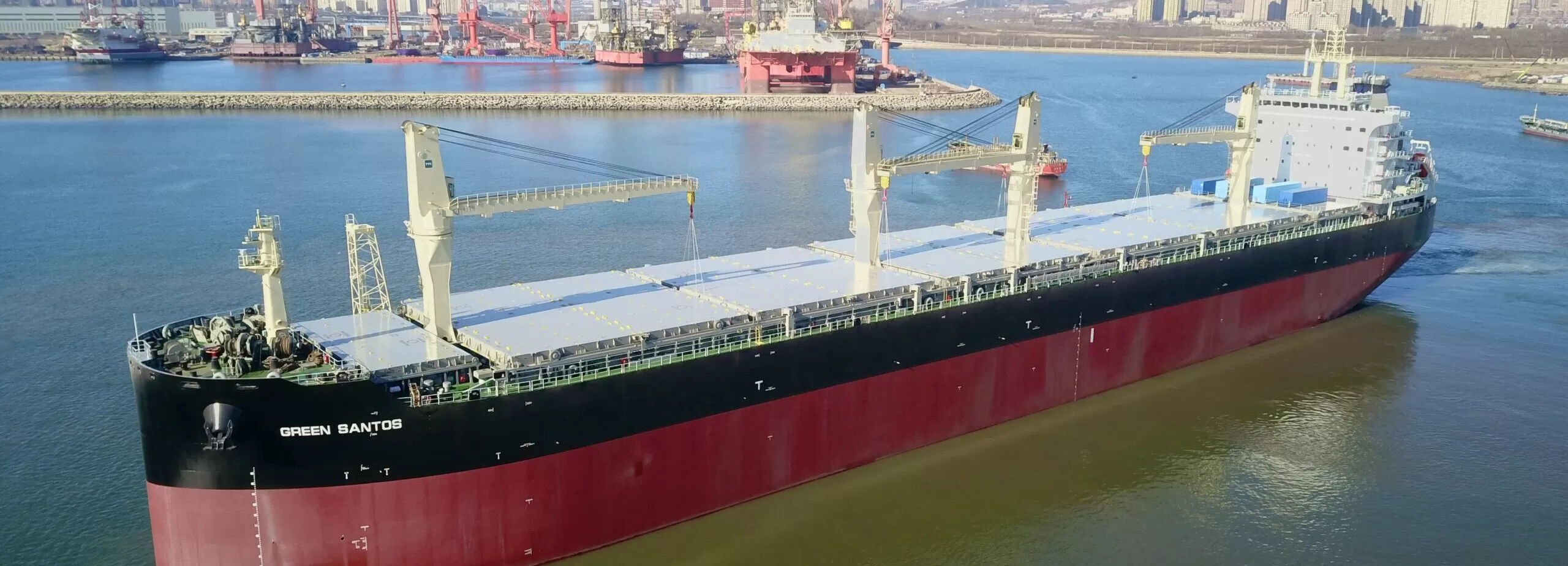 Suzano recebe navio especializado para o transporte de celulose