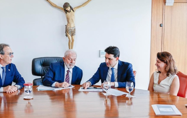 Em reunião com Lula, ministro Silvio Costa Filho apresenta plano estratégico para os portos, aeroportos e hidrovias brasileiras