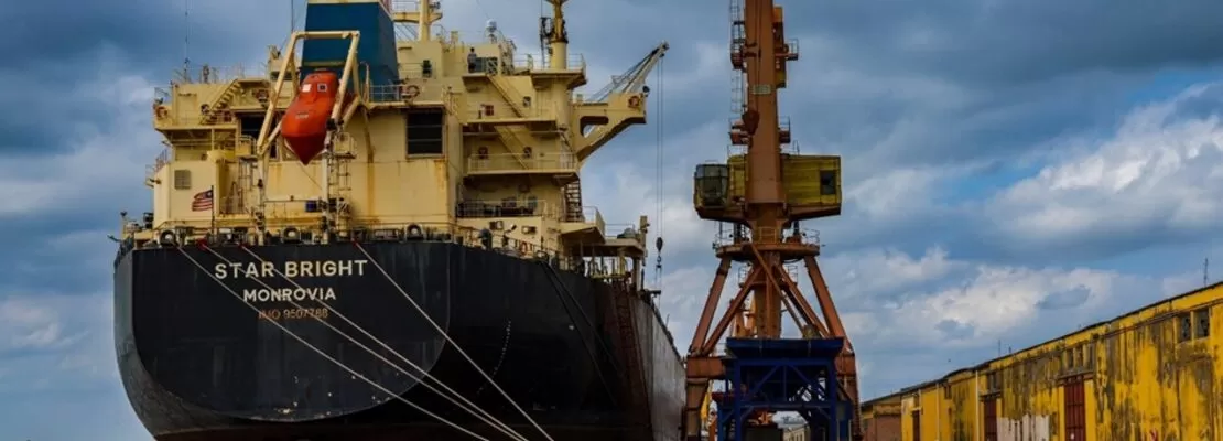 Porto Alegre recebe operação simultânea com três navios no cais