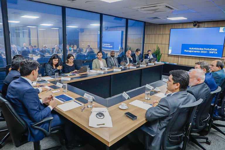 Executivo e autoridades portuárias planejam ações prioritárias para 2024 em reunião do MPor