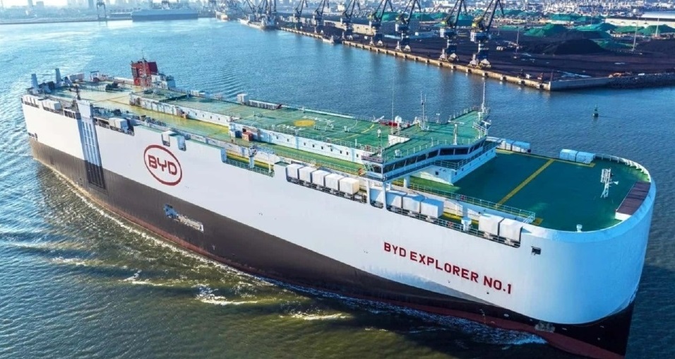 Primeiro navio da BYD trará mais de 100 mil veículos para o Brasil