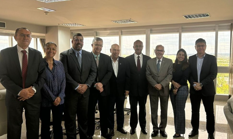 Importância da logística portuária no Brasil é tema de encontro entre CNT e Fenop
