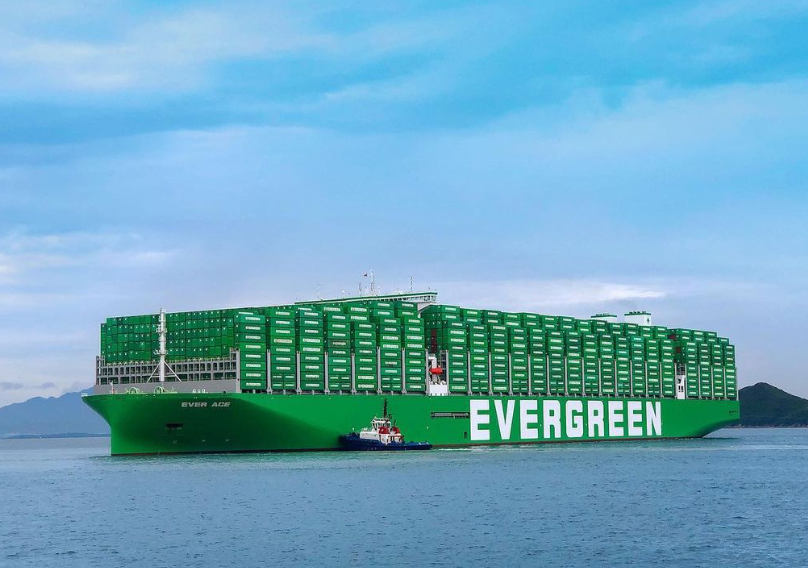 Evergreen e X-Press Feeders assinam acordo para utilização de navios de metanol verde na Europa