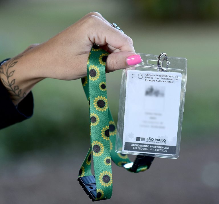 Lei que institui cordão de girassol para pessoas com deficiência é sancionada em SP