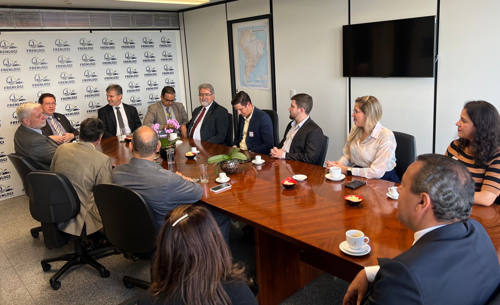 Membros do IBL acompanham Diretor-Geral da ANTAQ em visita à FRENLOGI no Senado Federal