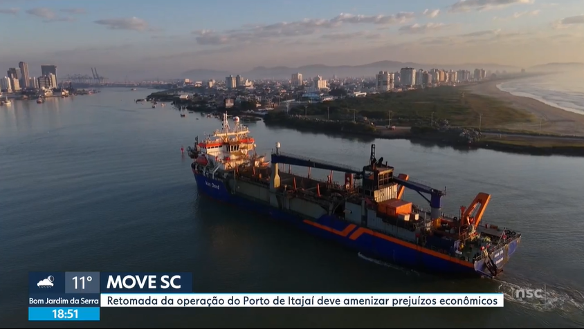 Navio de contêineres volta a atracar no Porto de Itajaí após 1 ano e meio e traz mais de 1900 veículos