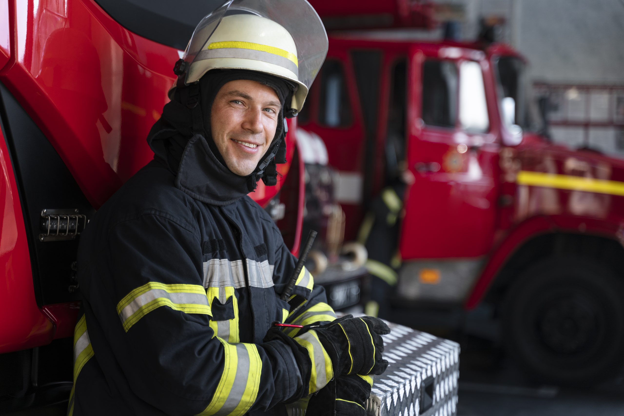 Bombeiros de Santos realizam treinamento de combate a incêndio em navios nesta quinta